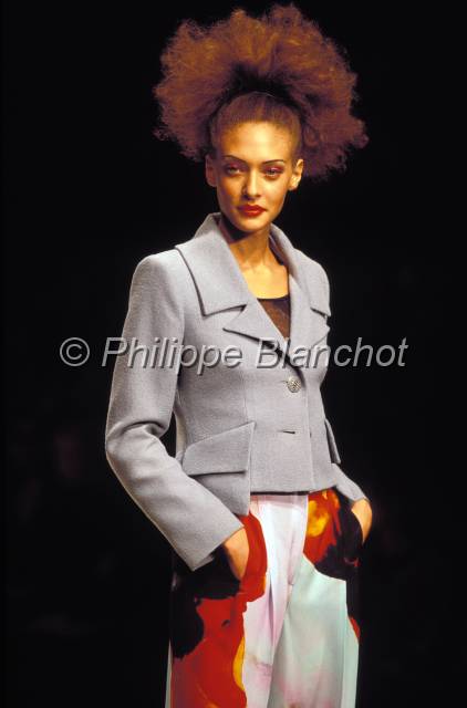 mode 04.JPG - Défilé Paco Rabane 1997Carroussel du LouvreParis, France